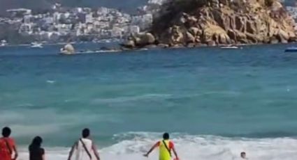 Valientes salvavidas rescatan a dos jóvenes de morir ahogados en Acapulco | VIDEO