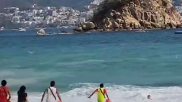 Valientes salvavidas rescatan a dos jóvenes de morir ahogados en Acapulco | VIDEO