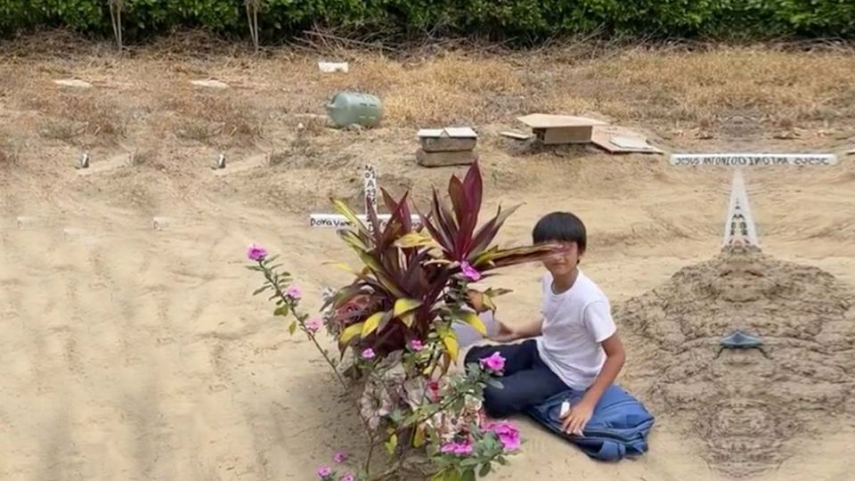 Niño visita la tumba de su madre para hacer la tarea y mostrar calificaciones