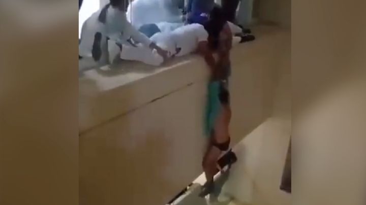 Paciente del IMSS se lanza de tercer piso: personal médico lo salva | VIDEO