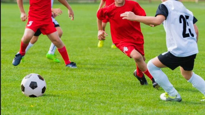 Muere niño de 12 años por recibir un 'balonazo' jugando futbol, ¿qué pasó?