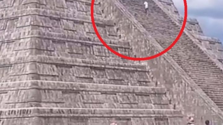Turista escala pirámide de Chichen Itzá; lo bajan con insultos | VIDEO