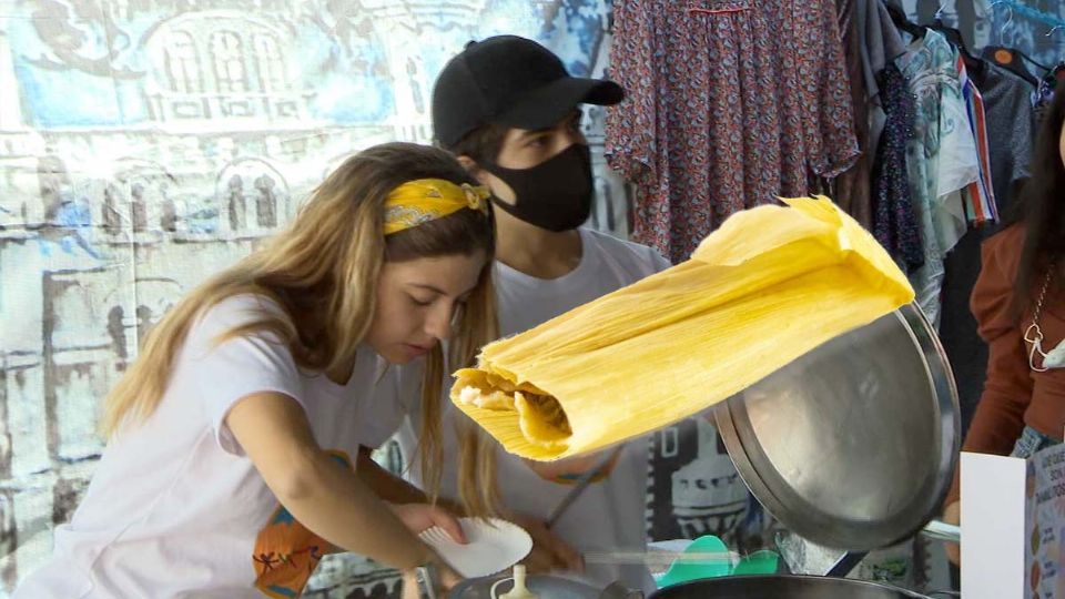 Hija de actor de Televisa vende tamales para ayudar a su padre