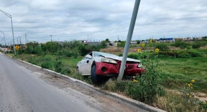 Auto derrumba poste de luz en bulevar Prometeo; responsable huye del lugar