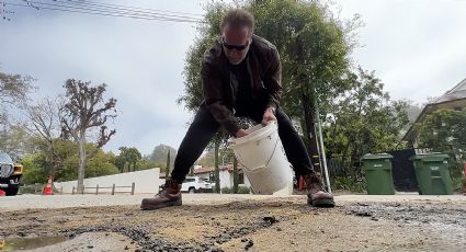 Sorprenden a Arnold Schwarzenegger tapando baches; 'Terminator' le da duro a la pala | VIDEO