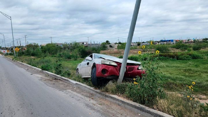 Auto derrumba poste de luz en bulevar Prometeo; responsable huye del lugar