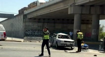 Choque entre tráiler y tres vehículos deja a un conductor prensado, quien fallece