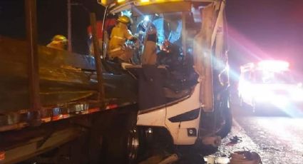 Terrible choque entre autobús y tráiler deja un muerto; iba hacia Monterrey | FOTOS