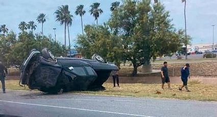 Se suelta Tahoe de remolque y termina volcada enfrente del Mall del Norte