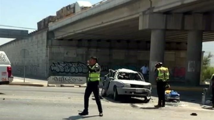 Choque entre tráiler y tres vehículos deja a un conductor prensado, quien fallece