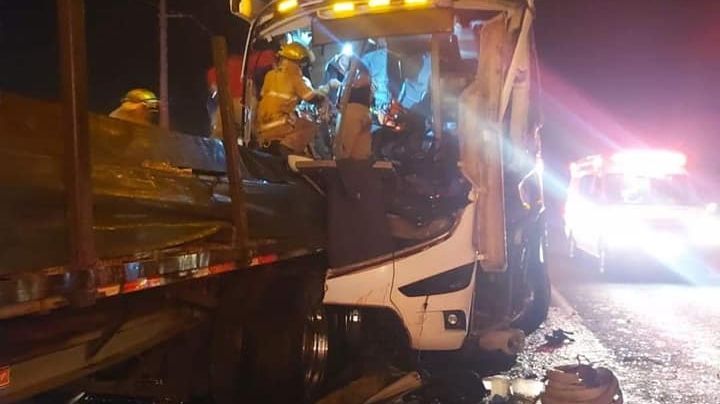 Terrible choque entre autobús y tráiler deja un muerto; iba hacia Monterrey | FOTOS