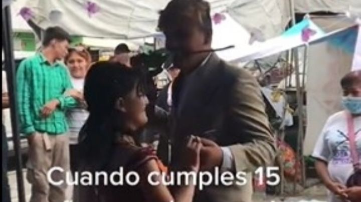 Madre celebra fiesta de XV años a su hija en el tianguis | VIDEO
