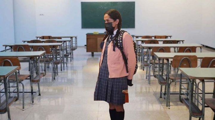Hombre de 42 años se vestía de niña para esconderse en baño de escuela | FOTOS