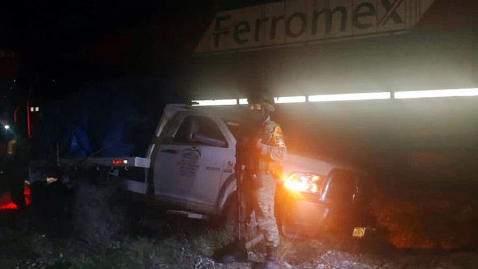 Tren se lleva de encuentro a camioneta