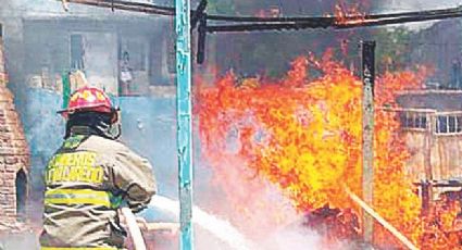 Provoca incendio en su casa por quemar tablas en la colonia Américo Villarreal