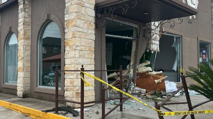 Ebrio conductor sufre impactante choque contra edificio en Laredo, Texas | VIDEO y FOTOS