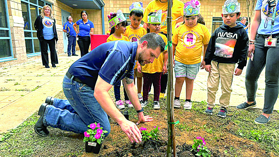 Junto con los niños se plantaron árboles en las escuelas Daiches y Santo Niño.