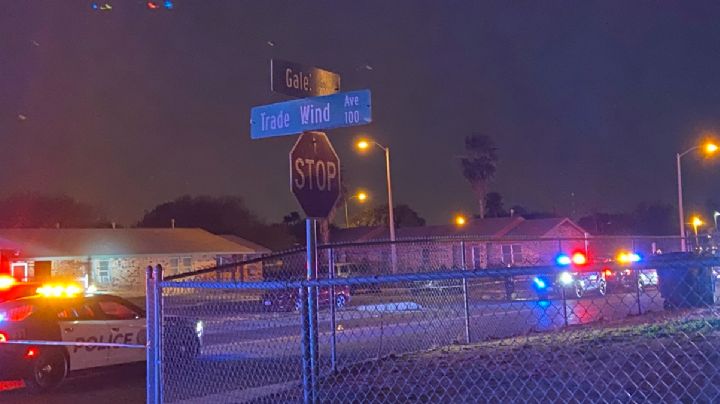 Motociclista se estrella contra una barda; pavimento mojado lo hace perder el control