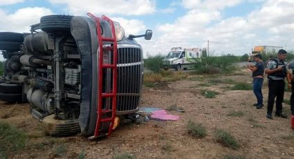 Vuelca tráiler en Sabinas y bloquea dos carriles de la autopista Monterrey-Nuevo Laredo