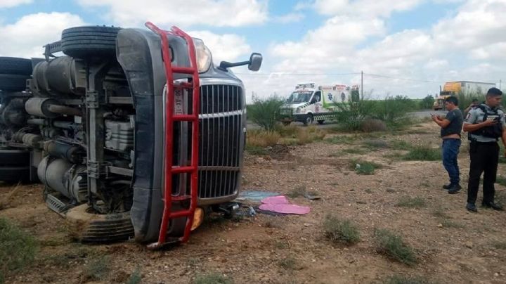 Vuelca tráiler en Sabinas y bloquea dos carriles de la autopista Monterrey-Nuevo Laredo