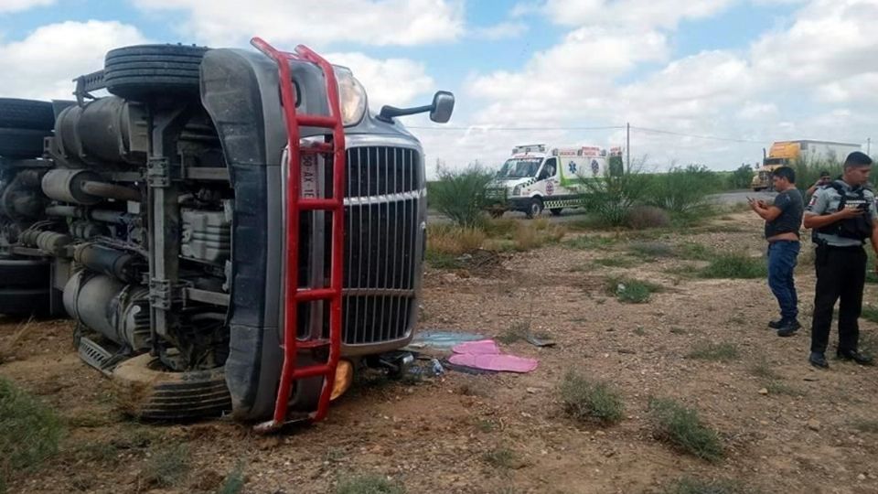 Trailer se encuentra bloqueando la carretera