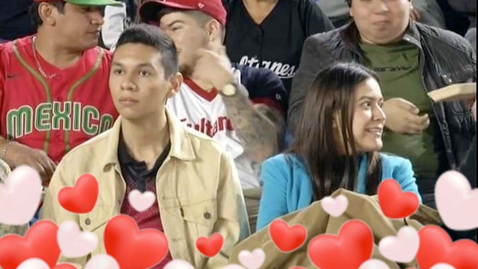 La Kiss Cam capta video de joven que besa a desconocido