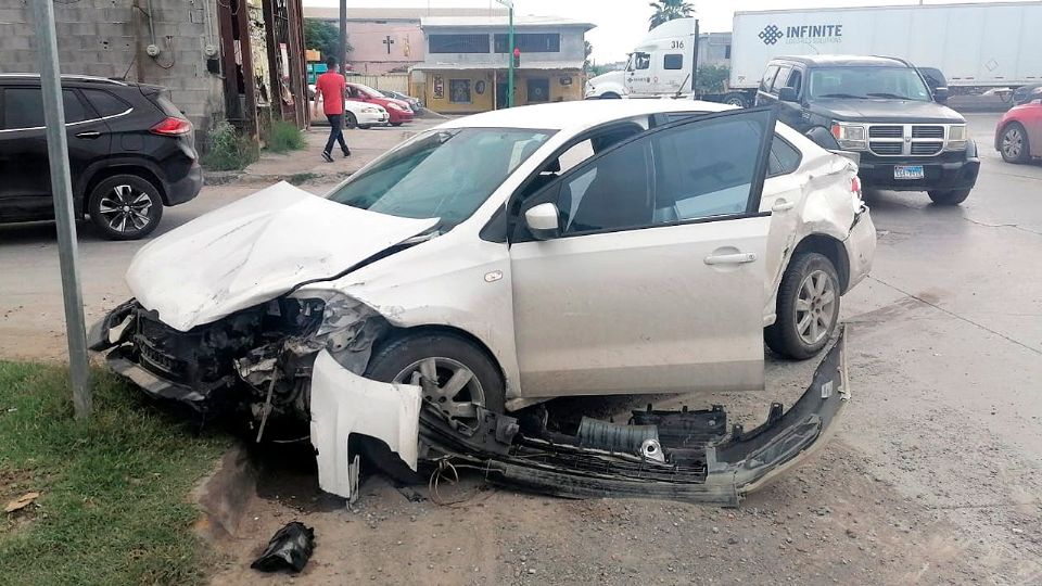 Uno de los autos terminó con severos daños.