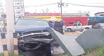 Conductora estrella SUV contra una barda en la colonia 20 de Noviembre.