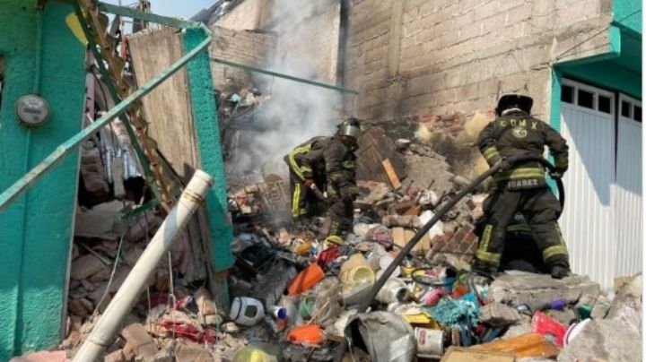 Así fue el asombroso rescate de un perro en una casa que se incendió y desplomó | VIDEO