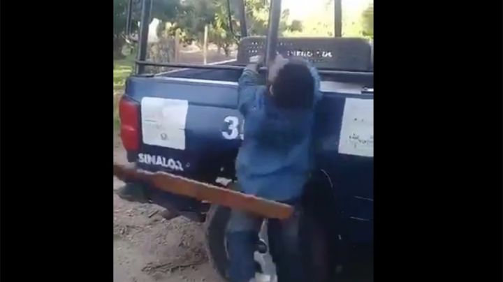 Policías dan tablazos a detenido, quien les pide clemencia: '¡Ya papito... perdón!' | VIDEO