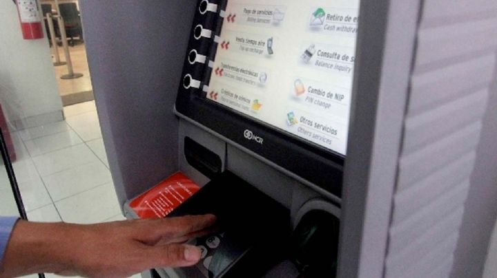 Hombre halla dinero en cajero de supermercado y así lo devolvió