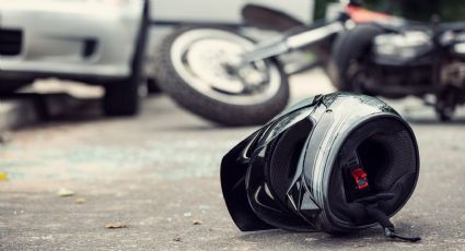 No respeta semáforo en rojo y joven motociclista muere atropellado