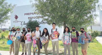 Recolectan juguetes en prepa municipal para niños de escasos recursos