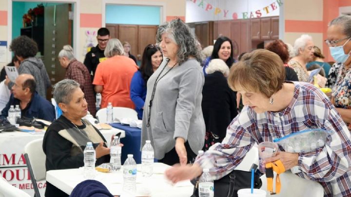 Platican con abuelitos para prevenirlos de estafas para robarles pensiones
