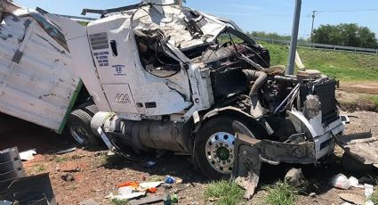 Vuelca tráiler y 60 toneladas de sorgo quedan regadas en el asfalto; rapiñeros hacen 'su agosto'