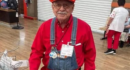 Abuelo les arranca sonrisa a los niños disfrazado de Mario Bros; es empacador en supermercado