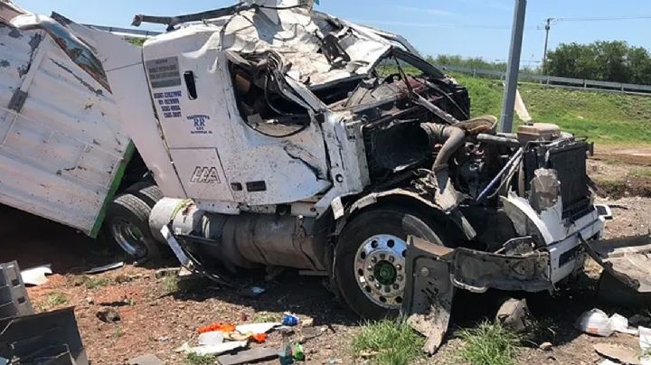 Vuelca tráiler y 60 toneladas de sorgo quedan regadas en el asfalto; rapiñeros hacen 'su agosto'