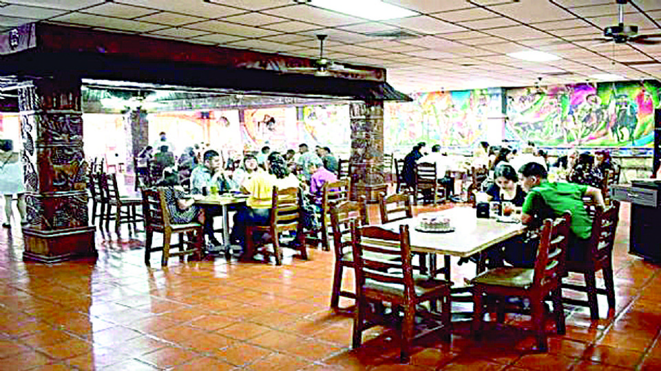 El día del festejo, los restaurantes locales lucen con buena afluencia.