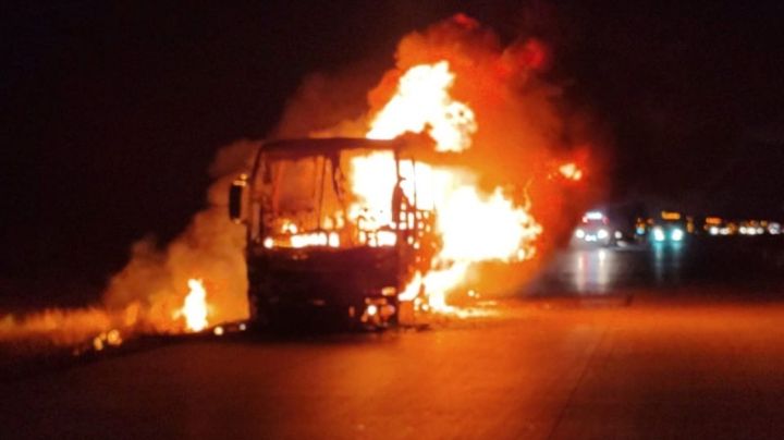 Se incendia autobús con 36 pasajeros en Sonora; pérdida total