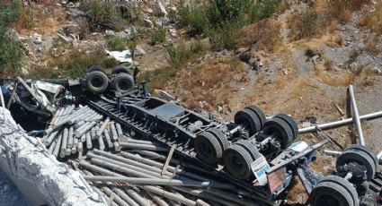 Tráiler 'vuela' a barranco de Los Chorros; chofer sobrevive de milagro a volcadura