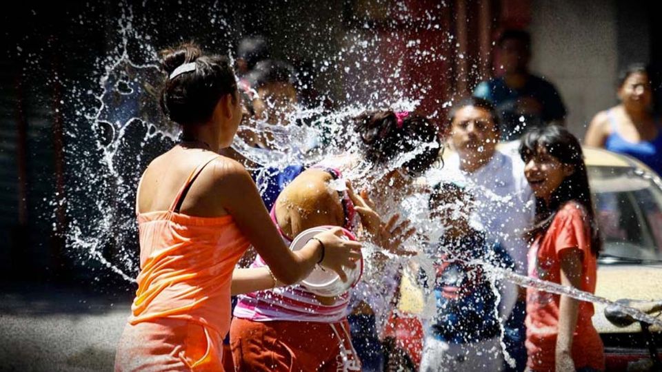 Por qué la gente se mojaba en Sábado de Gloria