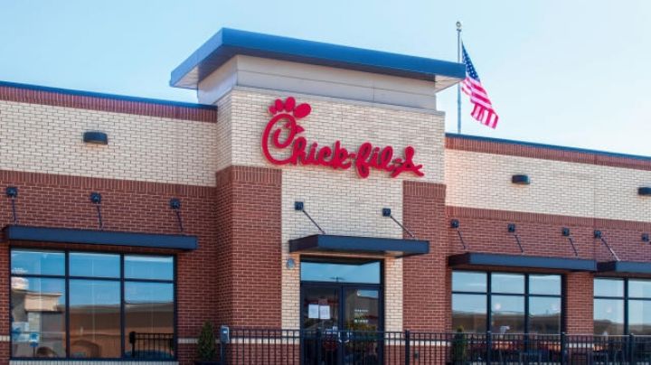 Hombre mata a su pareja y luego se quita la vida en Chik-Fil-A