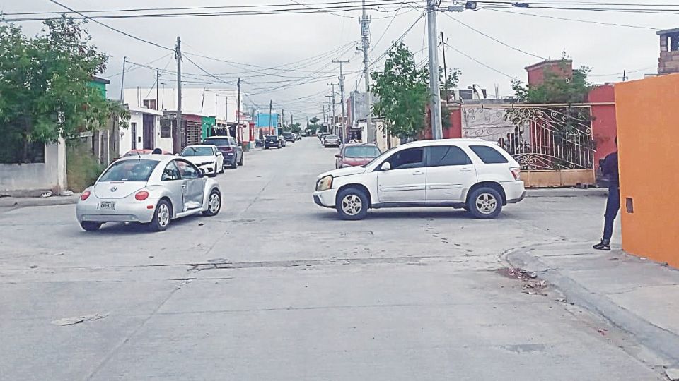 El choque dejó algunos daños en los vehículos.