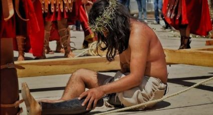 Hombre con prótesis en la pierna hace papel de Jesús en Viacrucis de Oaxaca | FOTOS