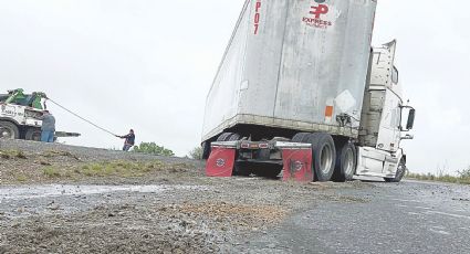 Pasa trailero gran susto por conducir a exceso de velocidad; la libra en la Mex II