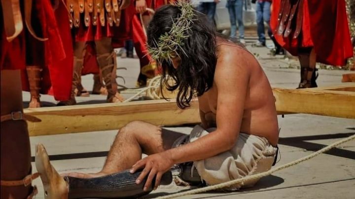 Hombre con prótesis en la pierna hace papel de Jesús en Viacrucis de Oaxaca | FOTOS