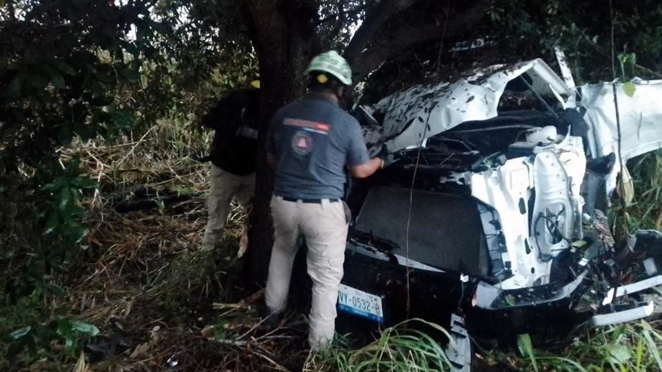 El camión se salió de la vía y se estrelló contra un árbol