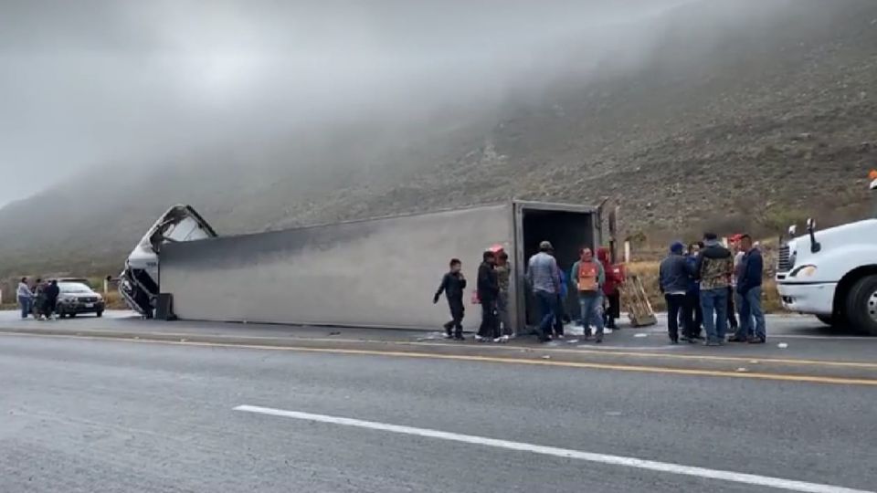 Vuelca camión cargado de leche en la Saltillo-Monterrey