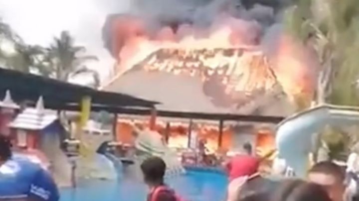 Arde palapa en balneario y arruinan vacaciones de turistas | VIDEO