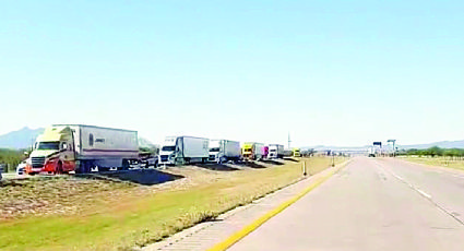 Caos en autopista de Nuevo Laredo por caseta en Sabinas